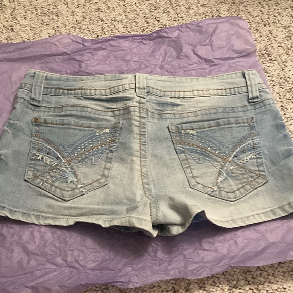 Wallflower light blue denim shorts with stretch to them. Like new. - Picture 4 of 4